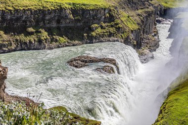 Temmuz 'un güneşli bir gününde İzlanda' da Gulfoss şelalesi.