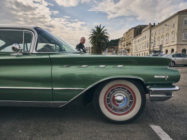 Eski Buick Electra 1960 ve sahibinin Split, Hırvatistan 'daki yan çekimi