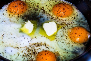 Kahvaltı için kızartma tavasında iştah açıcı yumurta.