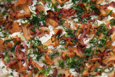 Mantarlı, pastırmalı ve soğanlı bir pizza..