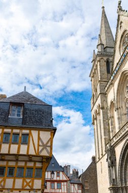 Vannes, Brittany 'deki güzel şehir, katedrali olan eski ahşap evler.