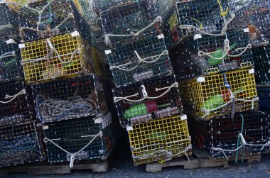 Kanal üzerinde bir rıhtımda ya da rıhtımda birçok balık tuzağı ve ağı var.