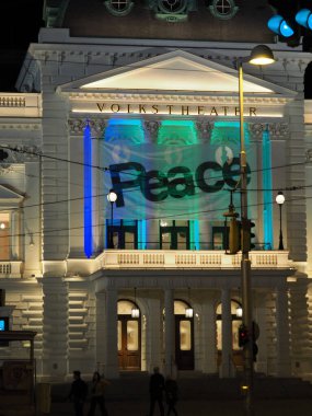 Ukrayna 'da Savaş Bayraklı Volkstheater Viyana