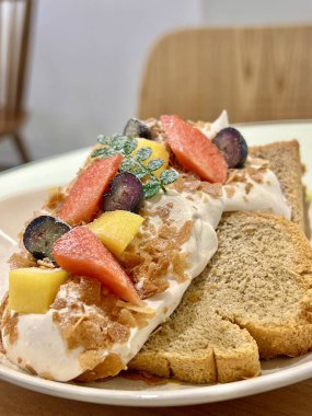 Yunanlı yoğurt ve taze meyveli ekmek dilimlerinin dikey yakın çekimi