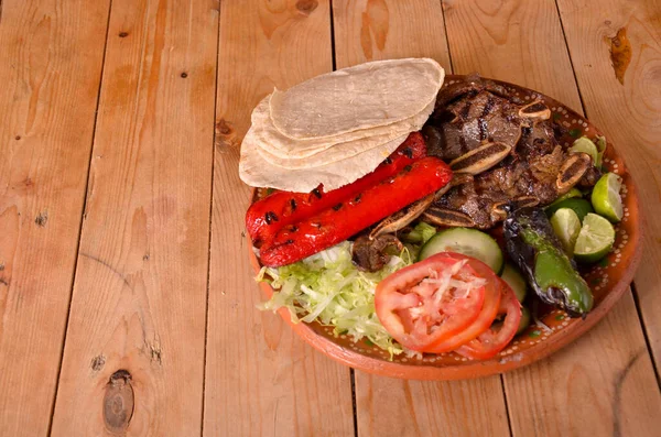Talerz Grillowaną Kiełbasą Mięsem Świeżymi Warzywami Drewnianym Stole — Zdjęcie stockowe