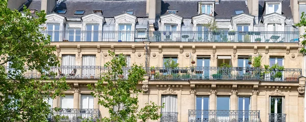 Paris Typisk Byggnad Boulevard Beaumarchais Balkong Med Växter Våren — Stockfoto