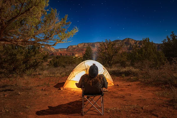 セドナ夏の夜キャンプ場で星を見てテントの中で寝る前に — ストック写真