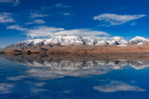 Tiro Lago Claro Contra Montanha — Fotografia de Stock