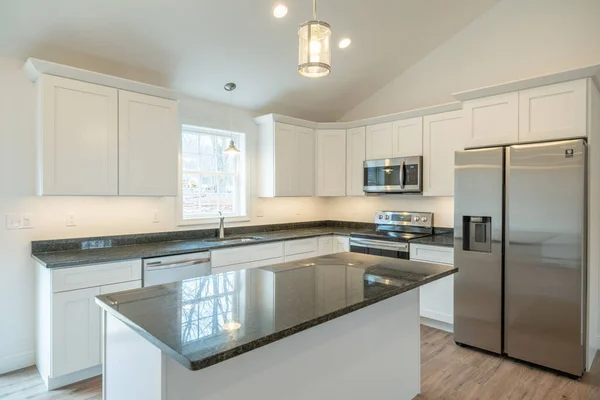 Eine Neue Halb Möblierte Küche Mit Weißen Wänden Und Einer — Stockfoto
