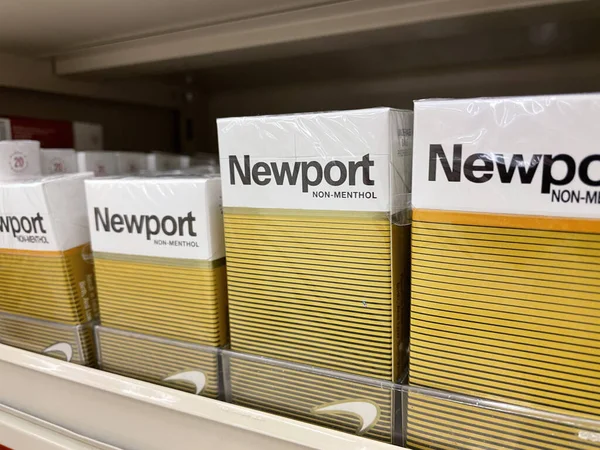 Grovetown Usa Productos Cigarrillos Estante Una Tienda Minorista Newport Gold —  Fotos de Stock