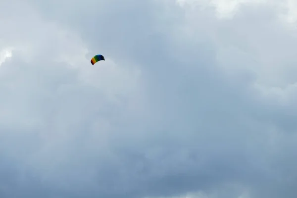 Ein Tiefflug Von Einem Drachen Bewölkten Himmel Tag — Stockfoto