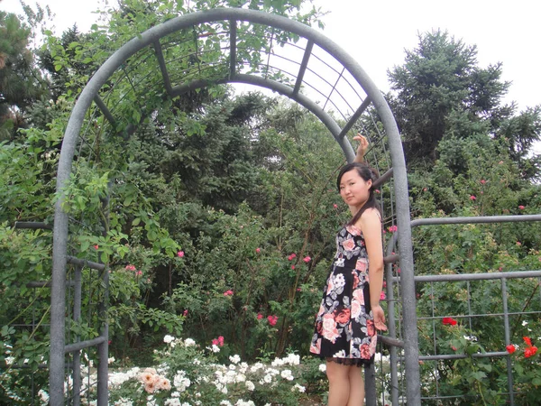 Dívka Květinovém Oblouku Pekingské Botanické Zahrady Čína — Stock fotografie