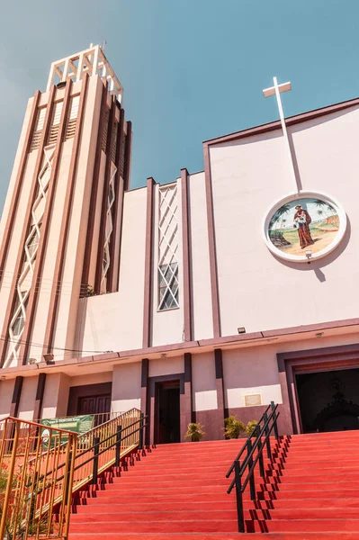 Sebuah Gambar Vertikal Bersudut Rendah Dari Sebuah Gereja Rio Janeiro — Stok Foto