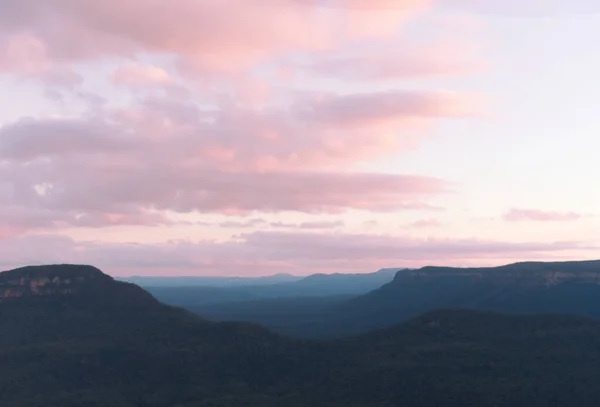 Uma Bela Foto Das Montanhas Azuis Pôr Sol — Fotografia de Stock