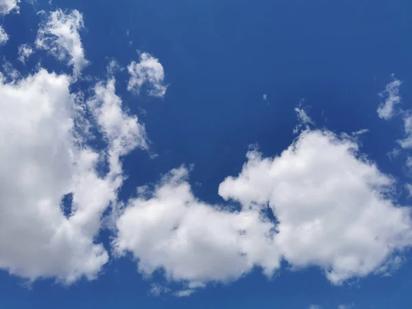 Όμορφα Χνουδωτά Σύννεφα Στον Απέραντο Γαλάζιο Ουρανό — Φωτογραφία Αρχείου