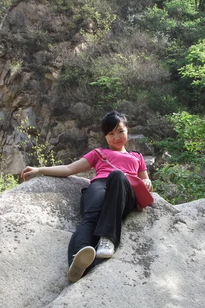 Una Ragazza Seduta Sulle Rocce Della Valle Duijiu Beiijing Cina — Foto Stock