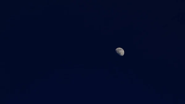 在黑暗的天空中拍到了一张美丽的月亮照片 非常适合贴壁纸 — 图库照片