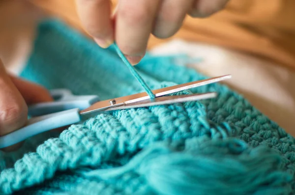 Close Uma Mulher Tricotando Uma Camisola — Fotografia de Stock