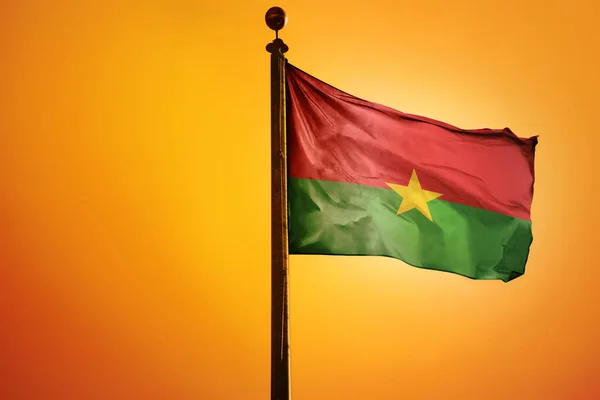 Цифровая Иллюстрация Флага Буркина Фасо Машущего Ярко Желтым Небом — стоковое фото