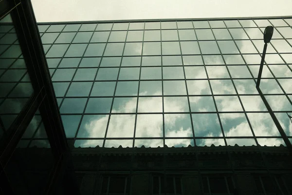 Plano Ángulo Bajo Edificio Moderno Hecho Vidrio Que Refleja Cielo — Foto de Stock