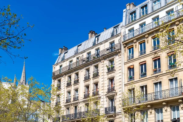 Paris Typisk Byggnad Med Saint Ambroise Kyrkan Bakgrunden — Stockfoto