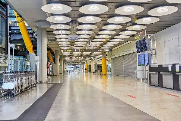 Madrid uluslararası havaalanında güzel koridor aydınlatma tasarımı