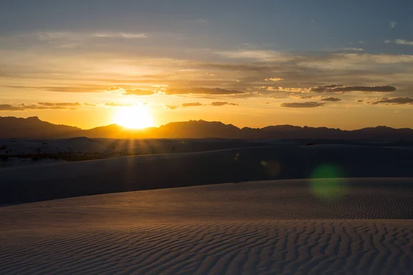 Gurun Pasir Pada Latar Belakang Langit Matahari Terbenam Emas — Stok Foto
