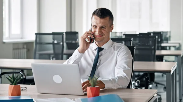 Een Blanke Zakenman Die Zijn Kantoor Zit Telefoneert Met Een — Stockfoto