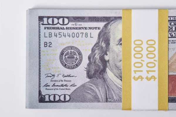 Eine Nahaufnahme Eines Stapels Von Zehntausend Dollar Isoliert Auf Weißem — Stockfoto