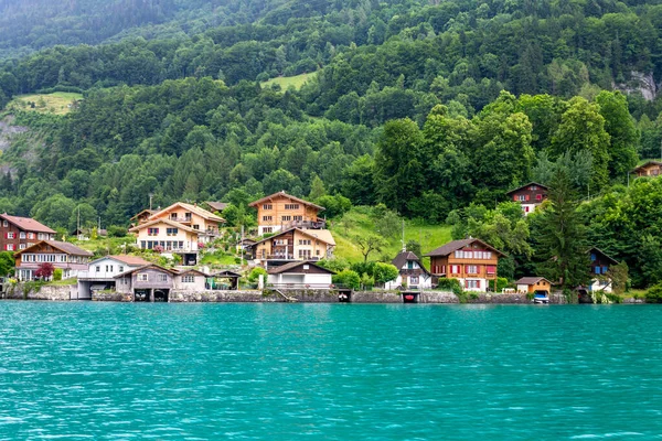 Низкий Угол Исторических Коттеджных Домов Берегу Озера Бриенцерзее Швейцария — стоковое фото