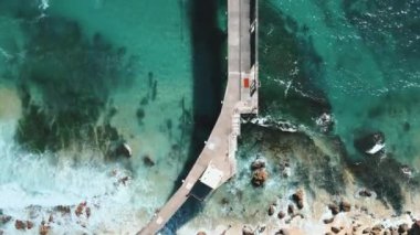 Okyanus rıhtımında, Yeni Güney Galler 'de dalgaların çarpmasıyla oluşan yavaş bir hava hareketi.