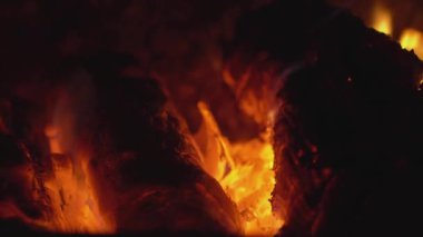 Ocağın içinde yanan bir odunun yakın çekimi.