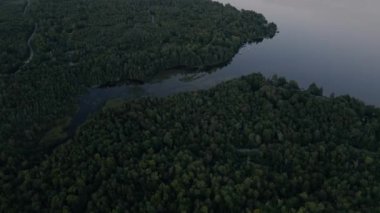 Göl etrafında yoğun ormanlarla çevrili havadan yavaş bir hareket