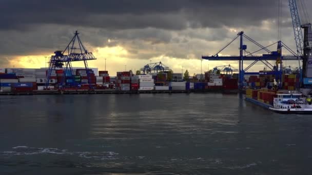 Uma Vista Das Nuvens Escuras Sobre Navios Porta Contentores Porto — Vídeo de Stock