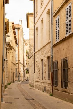 Avignon, tipik bir ev, merkezinde renkli bir bina.