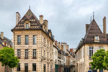 Dijon, Burgundy 'deki güzel şehir, merkezdeki eski binalar.
