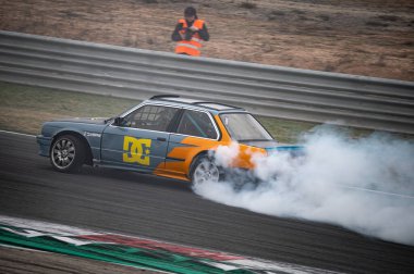 Çift renkli BMW E30 yarışması Sürüklenmeye hazır