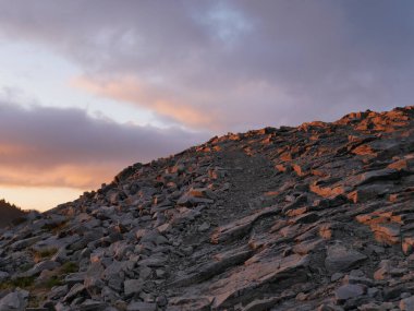 Kayalık bir dağın güzel bir görüntüsü