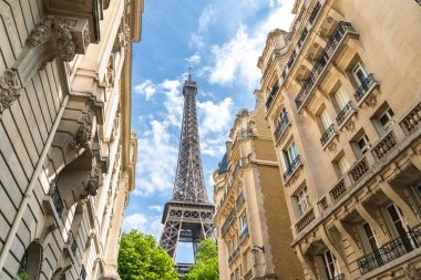 Paris, güzel Haussmann başkentin lüks bir bölgesinde Eyfel Kulesi 'nin arka planında.