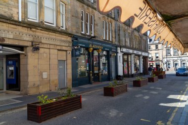 Yolun yakınındaki Blackhorn restoran girişinde. St Andrews, İskoçya, İngiltere.