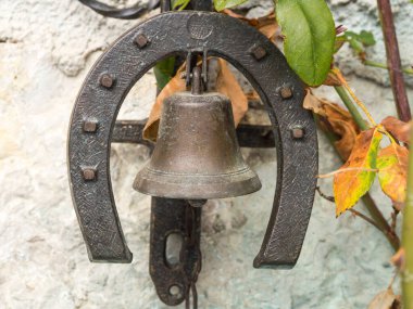 Beton bir arka planda bir çanın yakın çekimi