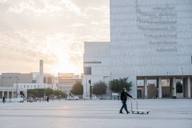 Adam, Doha 'da, Katar eyaletinde Souq Waqif pazarındaki bir meydanda yük arabası sürüyor.