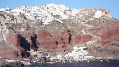 Yunanistan 'ın Santorini (Thira) adasındaki sahil kenarındaki kayalıklarda güzel bir beyaz ev manzarası