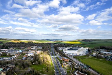 Soldaki Sussex Üniversitesi, sağdaki American Express Community Stadyumu ve sağdaki Brighton Üniversitesi ve ortadaki a27.