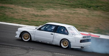 Beyaz E30 yarışması sürüklenmeye hazır