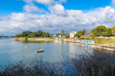 Ile-aux-Moines, beyaz bulutlu deniz manzarası, banyo kulübeleri.