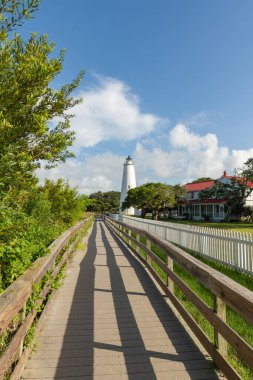 Kuzey Carolina 'da güneşli bir günde Ocracoke fenerine giden boş bir yol.