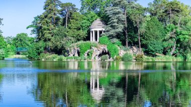 Vincennes, halk parkındaki Daumesnil Gölü 'nde aşk tapınağı ve yapay mağara.