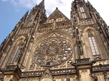 Çek Cumhuriyeti Prag 'daki St. Vitus Katedrali' nin ön cephesinin düşük açılı bir görüntüsü.