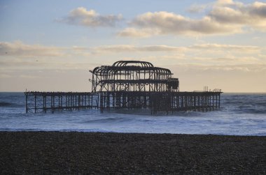 Brighton, İngiltere 'de gün batımında eski bir rıhtımın manzarası.